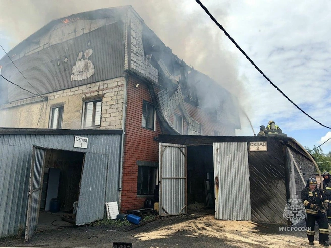 Пламя охватило достаточно большую площадь&nbsp;— 120 кв.&nbsp;м. | Источник: МЧС Челябинской области / t.me