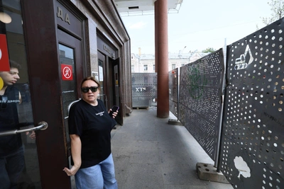 «Чтобы зима мороз не трескалась!» У Чистых прудов перекопали тротуар