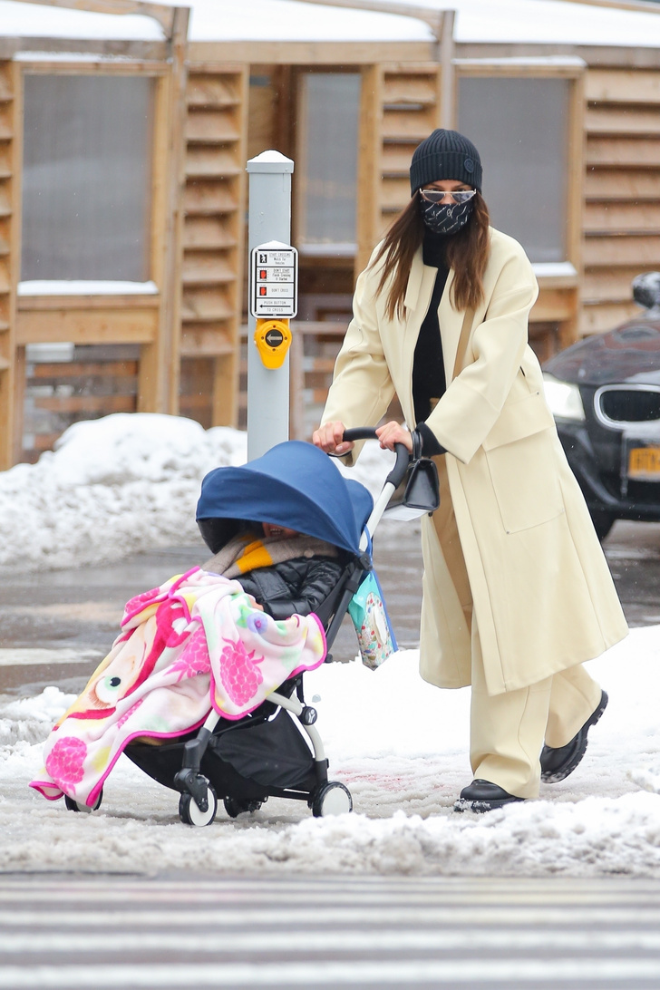 Идеальное пальто цвета топленого молока: Ирина Шейк на прогулке с дочерью