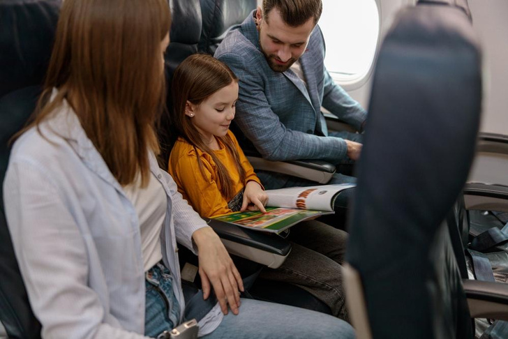 Как развлечь ребенка в самолете: 9 идей на все случаи жизни