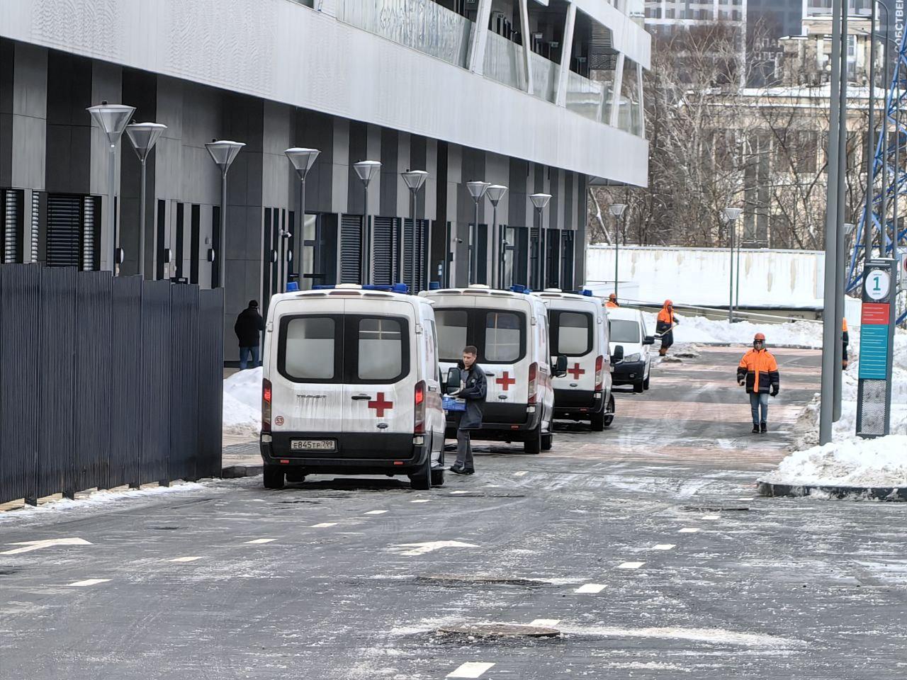 Москвичи пожаловались, что к ним не приезжает скорая помощь: массовая  заболеваемость, инфекции, очередь из машин скорой помощи, почему скорая  помощь не приезжает на вызов, сколько должна ехать скорая помощь - 18  декабря