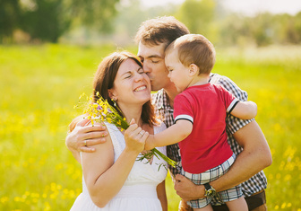 Объятия и поцелуи между родителями положительно влияют на здоровье детей