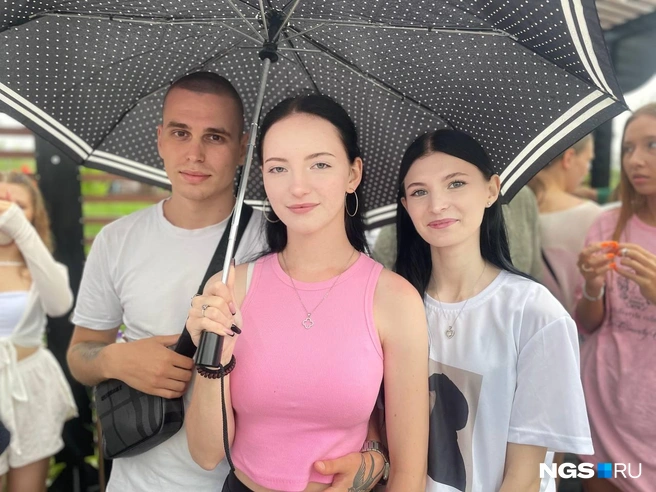 Слава, Настя и Даша пришли на Макана | Источник: Алёна Золотухина / NGS.RU