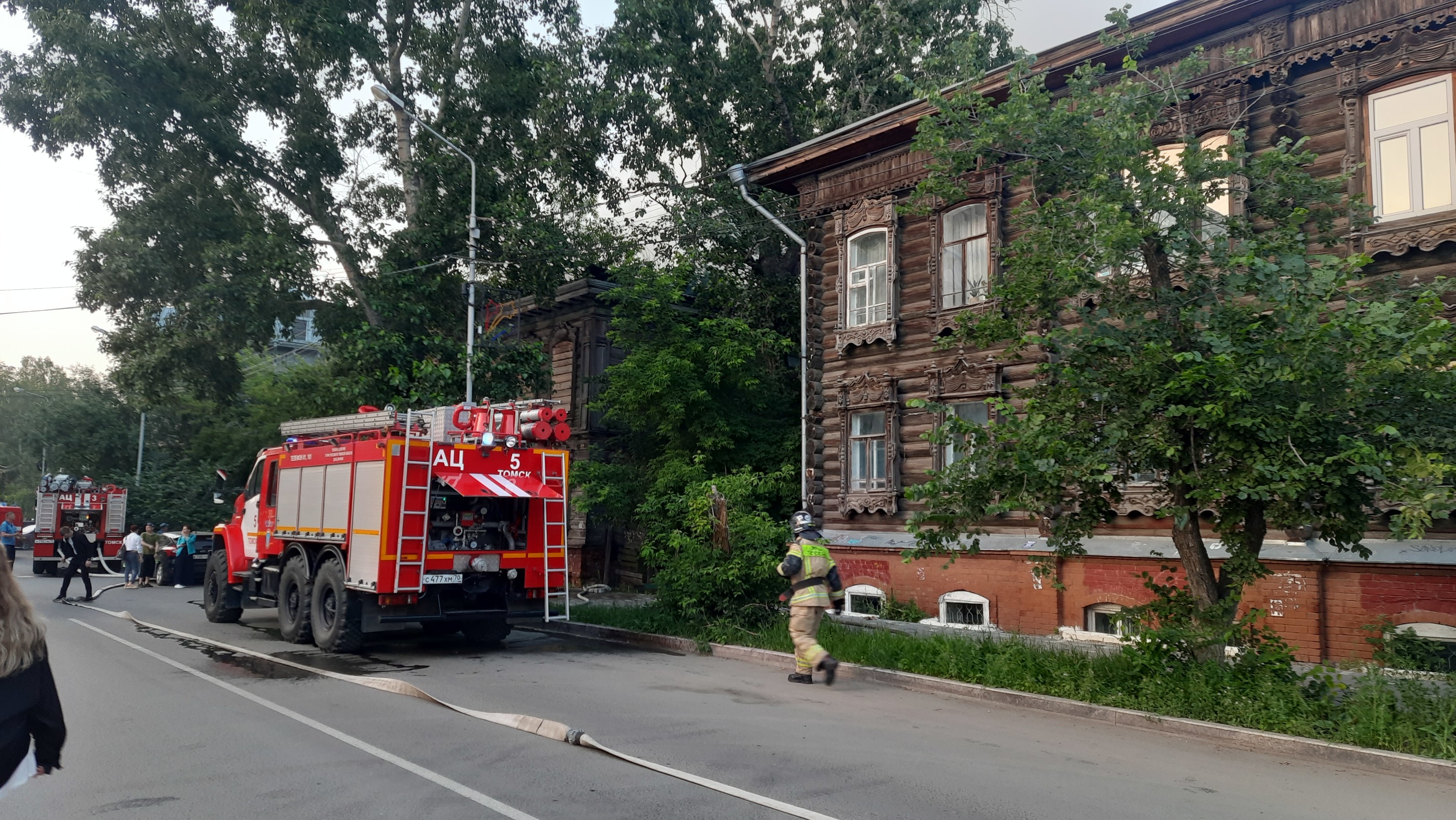 В Томске снова полыхает дом из «списка 701» 5 лет назад в нём был пожар,  погибла женщина - 9 июля 2024 - НГС70.ру