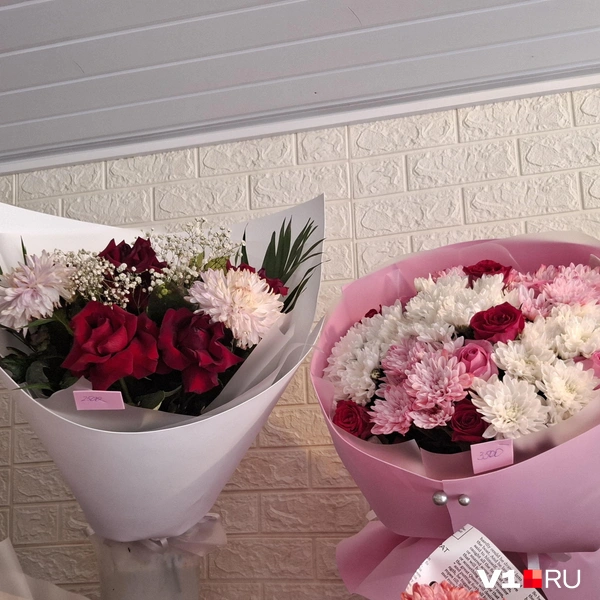 Букеты — удовольствие не из дешевых | Источник: Тимофей Крылов / V1.RU