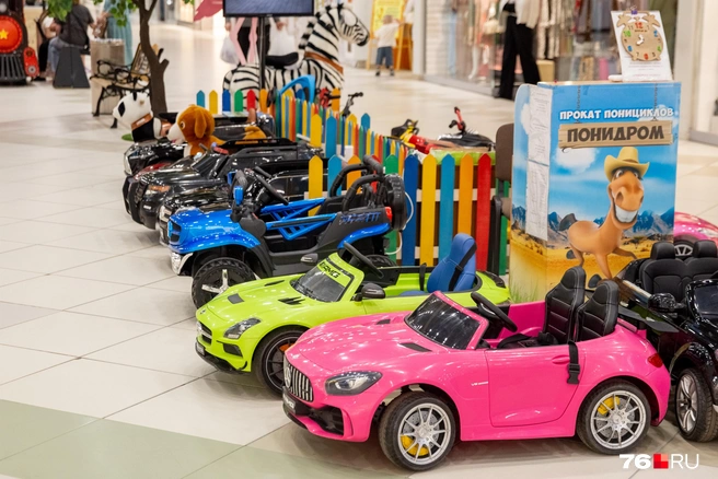 Дети могут покататься на игрушечных автомобилях | Источник: Кирилл Поверинов / 76.RU