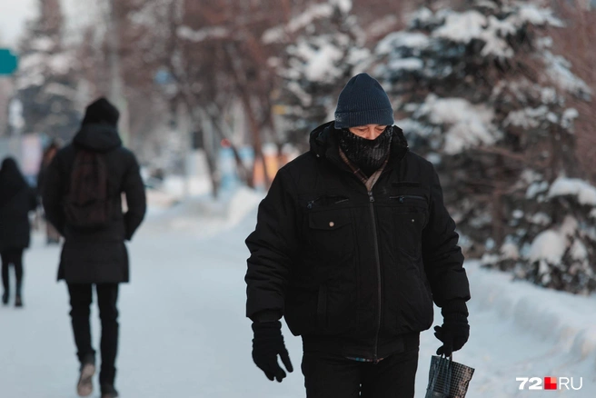 Горожане уже несколько дней выходят на улицу в нескольких слоях одежды | Источник: Ирина Шарова / 72.RU