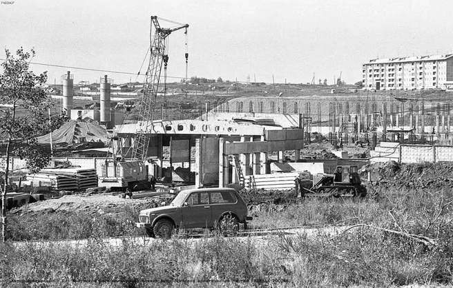 В Иркутске в советские годы работало несколько обувных фабрик. Еще одну хотели построить в начале 1990-х на окраине Топкинского, но в итоге она так и осталась недостроем | Источник: Брюханенко Эдгар Дмитриевич / Pastvu.com