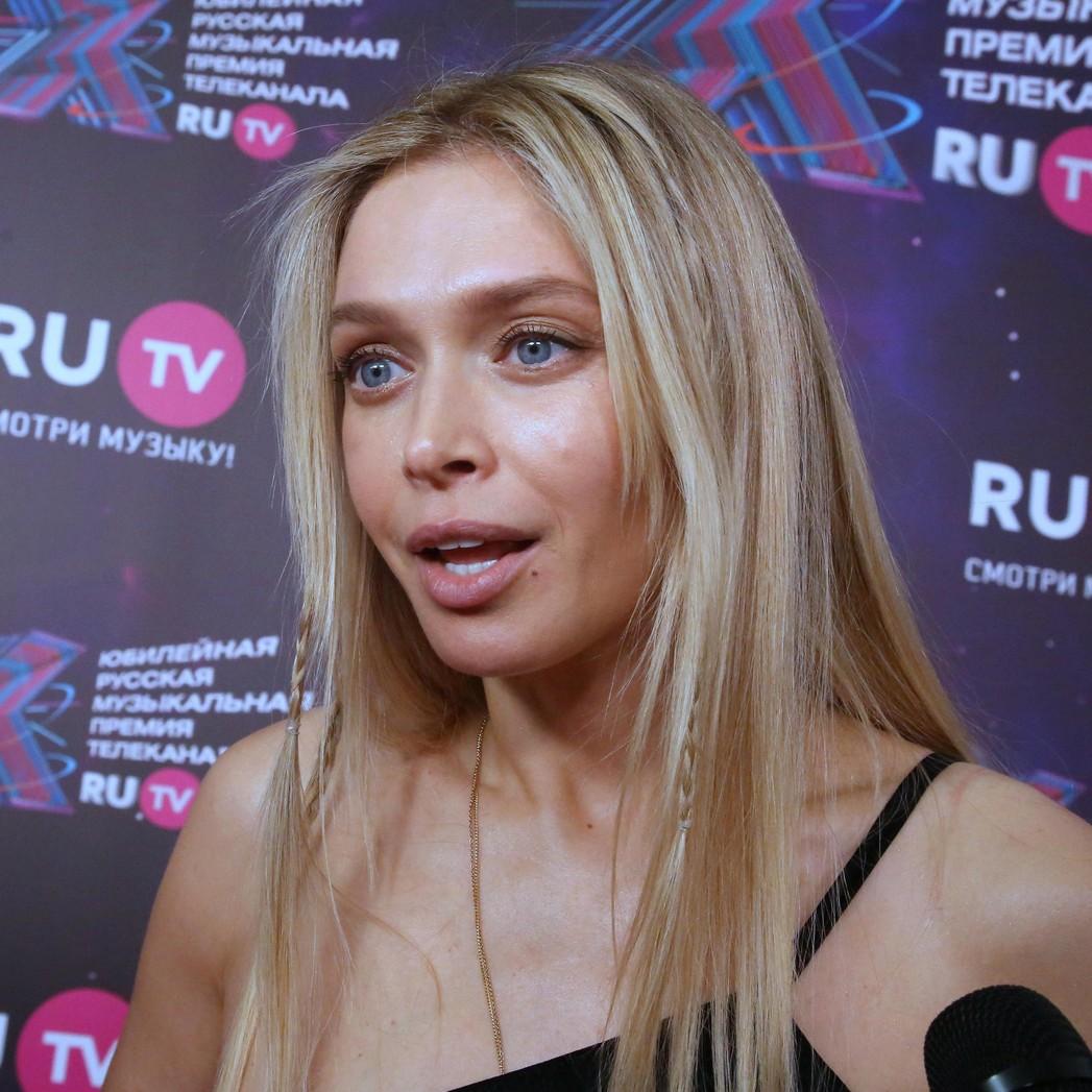 Дразнит хейтеров? Вера Брежнева, которую назвали сильно постаревшей, снова выставила неудачный образ из Канн
