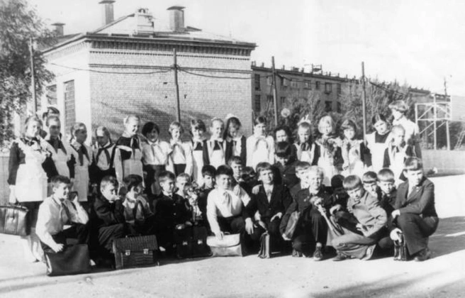 Юные пионеры 1977 года встречают новый учебный год | Источник: oldsaratov.ru