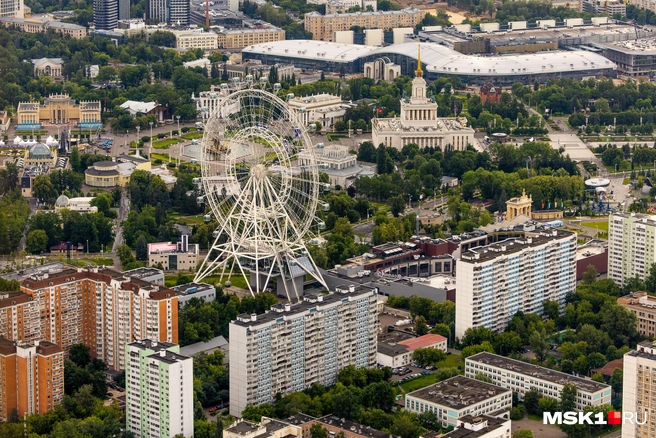 Справа от колеса обозрения Главный павильон ВДНХ | Источник: Артем Устюжанин / MSK1.RU