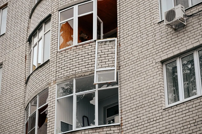 Это один из домов в Курске, повреждённых в ночь на 14 сентября при ракетной атаке. Также пострадали детский сад, психиатрическая больница, машины. Есть раненые | Источник: Александр Хинштейн / max.ru