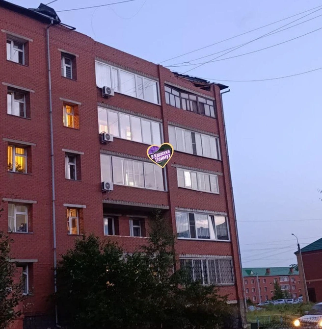 Пострадала крыша многоэтажного жилого дома | Источник: «ВКарасуке Поймут» / t.me
