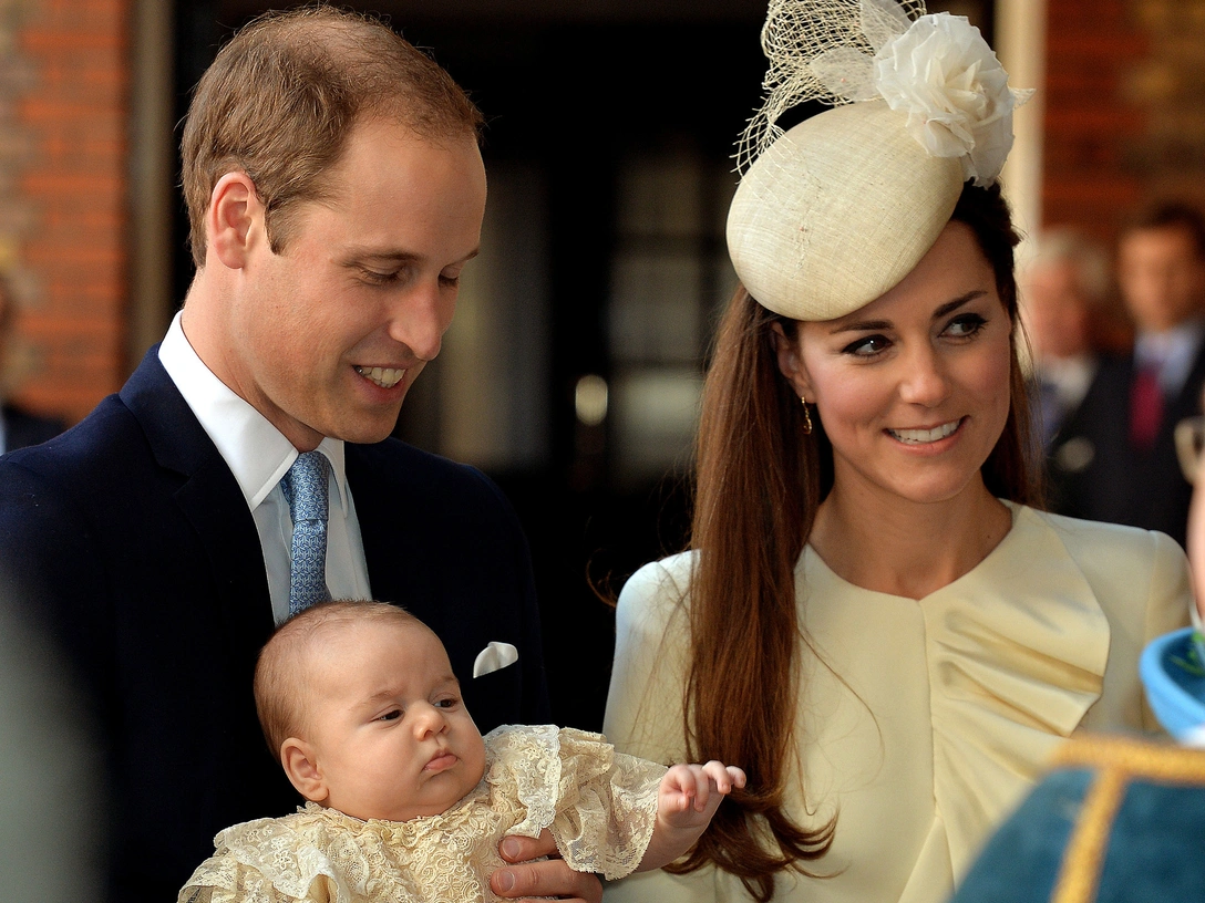 Герцог и герцогиня Кембриджские с маленьким принцем Джорджем в день его крещения, 23 октября 2013 | marieclaire.ru