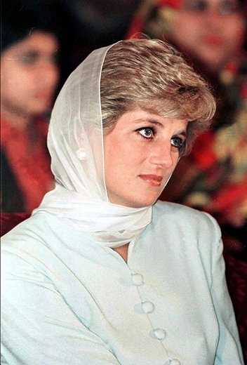 Принцесса Диана во время визита в Пакистан 22 июня 1996 года