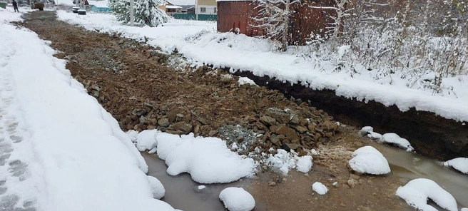 Сегодня канаву, в которую превратилась дорога, начали засыпать бутовым камнем и гравием, но как скоро дорогой можно будет снова пользоваться, жители Ленинского пока не понимают | Источник: Лариса Мацалак