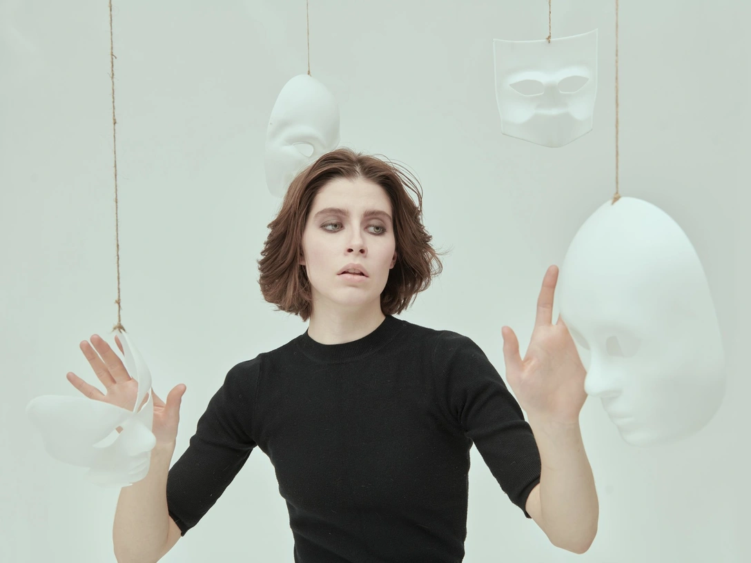 Фальшивый друг: 10 признаков, которые сразу выдадут лицемера в вашем окружении | marieclaire.ru