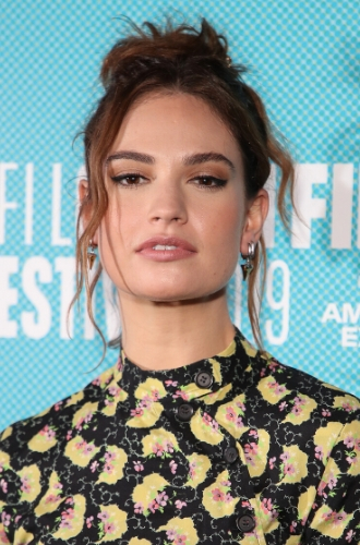 Лили ДжеймсМаксимальное залачивание и укладка прядь к пряди — весь этот перфекционизм можно отбросить в сторону, вдохновившись бунтарским вариантом высокого пучка.