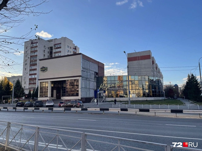 В большом здании на Пермякова находится стрип-клуб «Библиотека». В другой его части был ночной клуб «Мираж», но он давно не работает | Источник: Радик Енчу / 72.RU