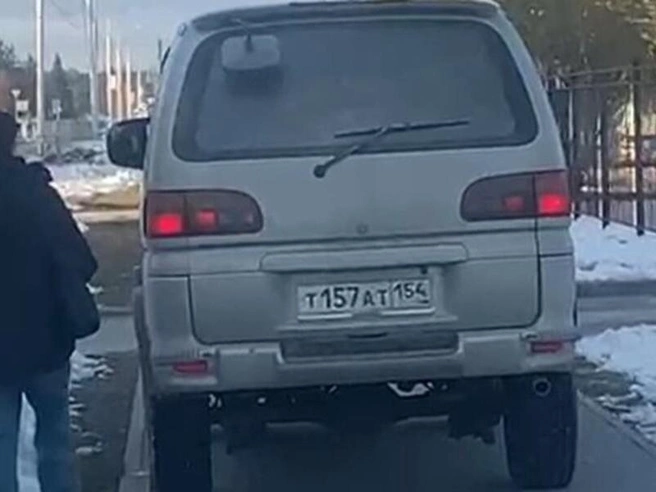 Водитель выбрал нестандартный способ для объезда дорожного затора | Источник: очевидец