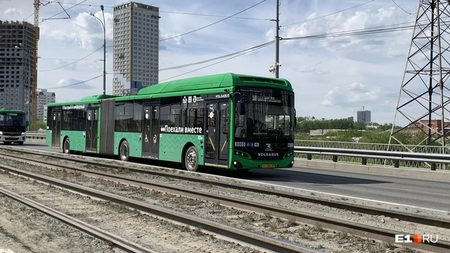 Автобусы № 49 изменят маршрут из-за новой схемы проезда по мосту | Источник: Роман Марьяненко / E1.RU