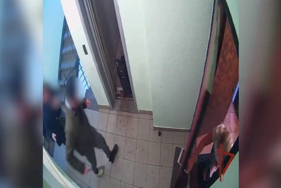 Сосед напал на москвичку ложкой из-за курьеров. Она дала отпор