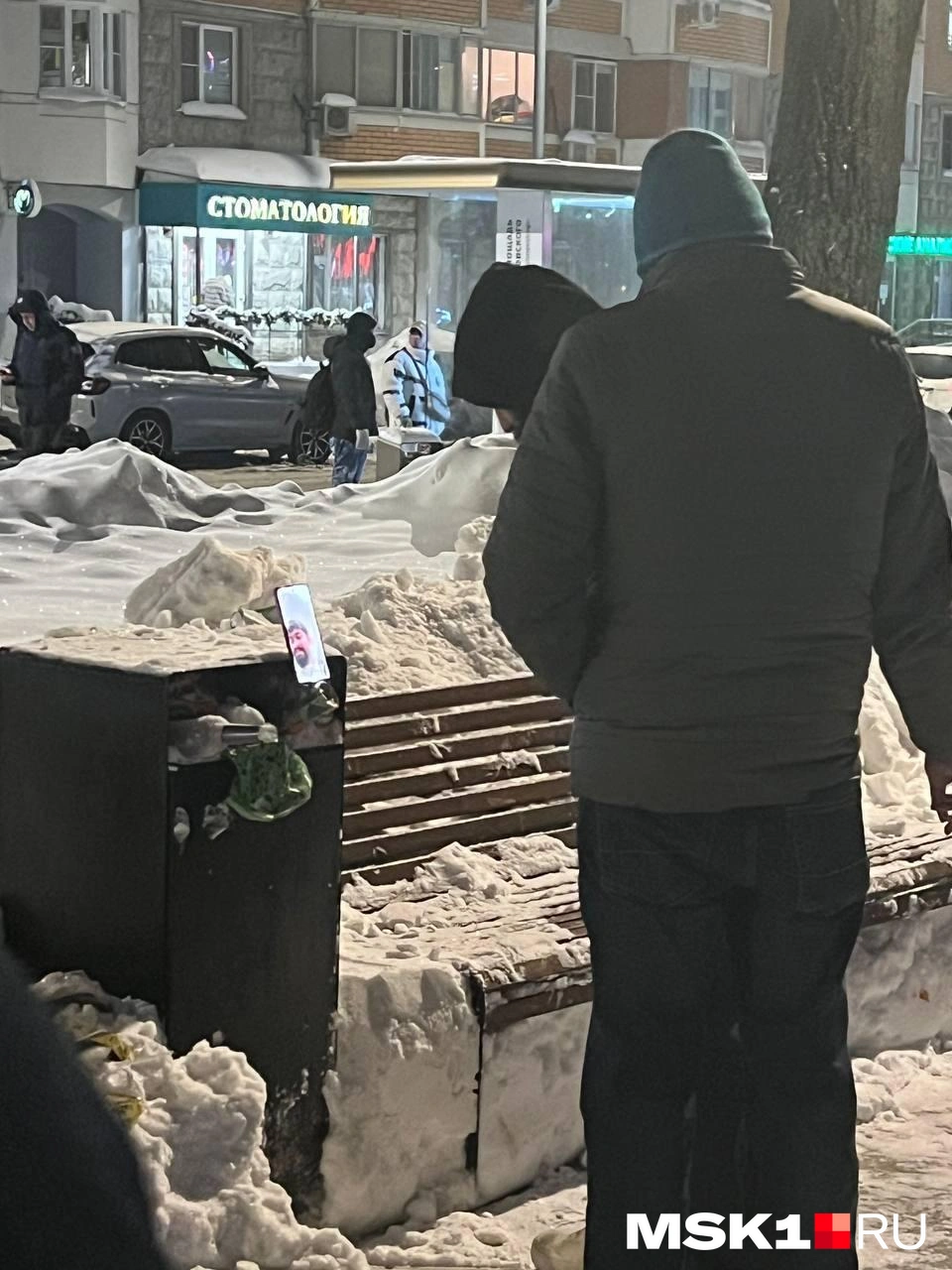 Мигранты ждут начала своей смены и общаются по видеосвязи | Источник: MSK1.RU