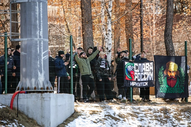Последний домашний матч «Иркутска» проходил в Черемхово и без зрителей на трибунах, поэтому фанаты поддерживали команду из-за забора, который ограждает спортивный объект от местного парка культуры и отдыха | Источник: Евгения Айвазова / ФК «Иркутск»