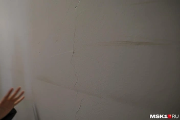 Полосы на потрескавшейся стене сложно не заметить | Источник: Артём Устюжанин / MSK1.RU