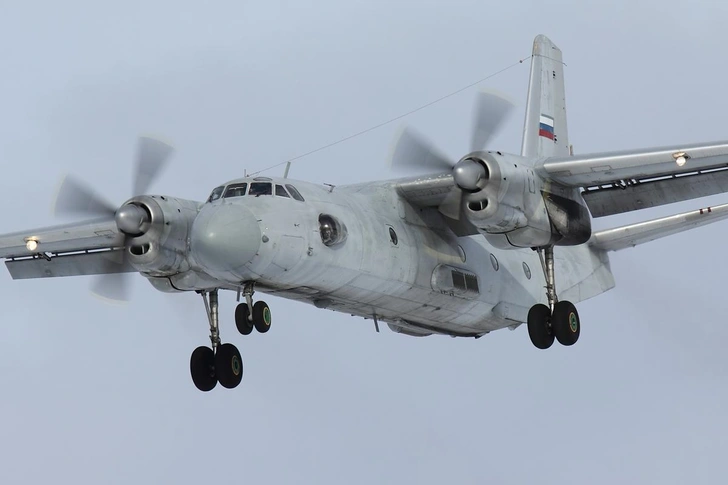 Ан-26 ВВС России заходит на посадку на аэродром Санкт-Петербург — Левашово | Источник: Игорь Двуреков