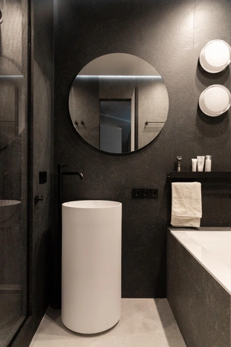 Плитка Torano Grey, Zimba. Ванна, Villeroy&amp;Boch. Раковина Armonia, Salini. Смеситель Wasser Kreis, Abber. | Источник: Юлия Бараускас