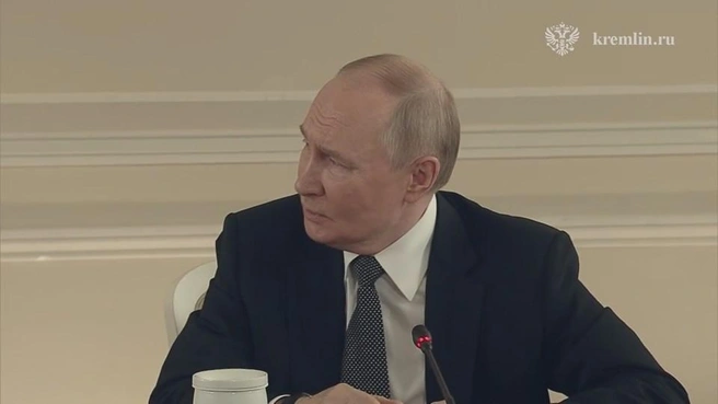 «Лучше бы занялись спасением автопрома». Путин заявил, что РФ не видит угрозы в перевооружении НАТО | Источник: Кремль. Новости