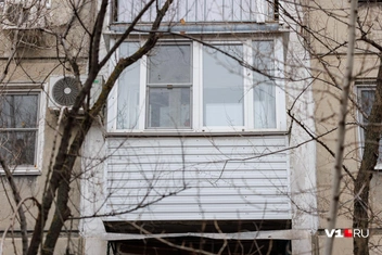 Обычный, среднестатистический, аккуратный балкон. Никогда не подумаешь, что за ним аккуратно расчленили женщину | Источник: Алексей Волхонский / V1.RU