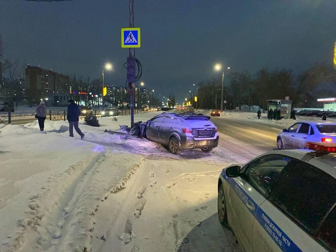 В Оренбурге водитель «Субару» сбил пешехода и врезался в столб | Источник: УМВД России по Оренбургской области