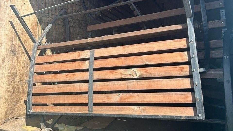 В Магнитогорске осудили водителя, который пьяным вывез скамейки из сквера на служебной «ГАЗели»
