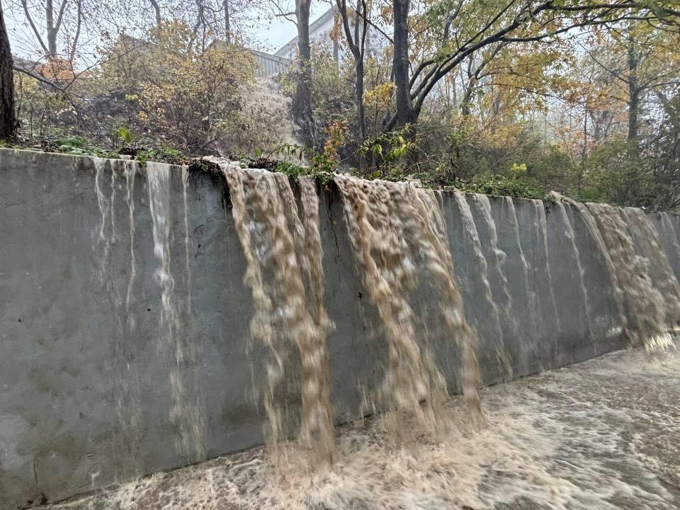 Дождь смыл асфальт на Надибаидзе. Теперь на его месте водопады
