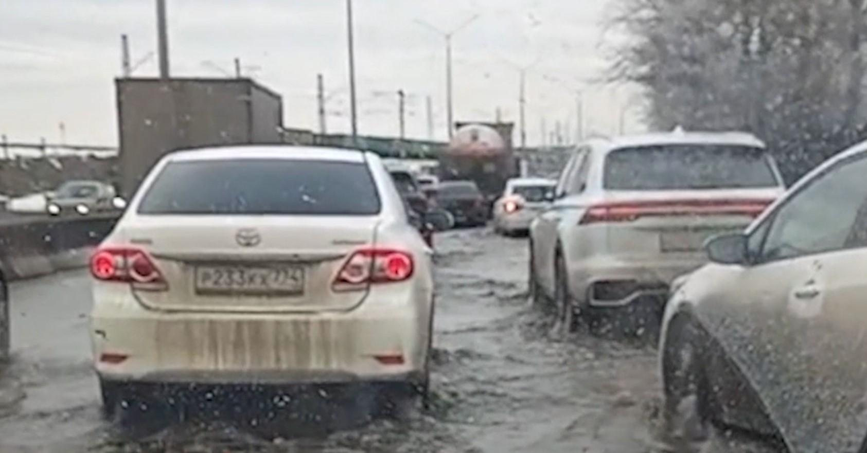 Автородорога «Меридиан» ушла под воду из-за коммунальной аварии