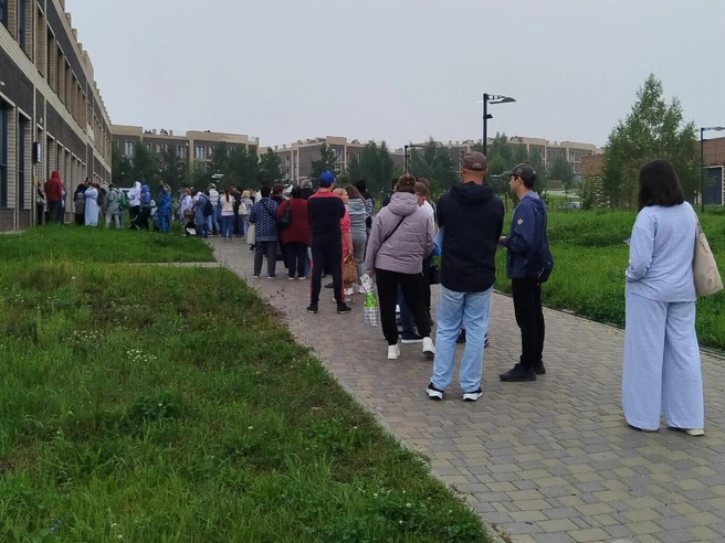 А так очередь выглядела две недели назад&nbsp;— 14 августа | Источник: ПривилегиЯ | Группа жителей Клубного поселка 74 / Vk.com