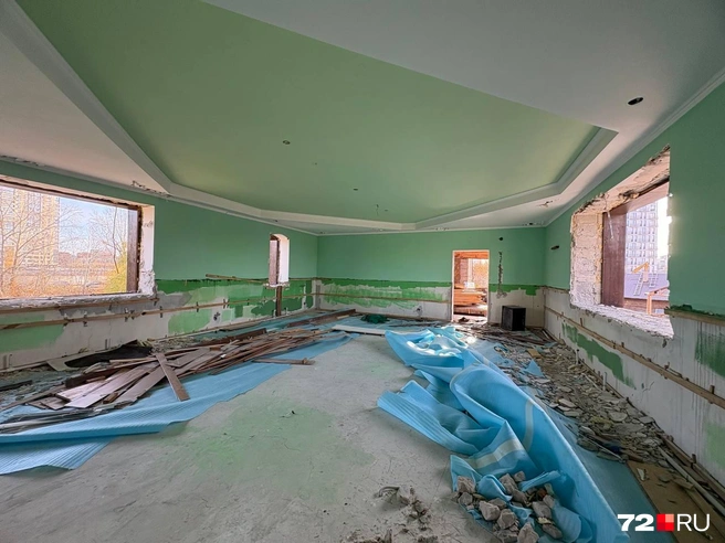 Комната в здании, где уже нет ни окон, ни дверей | Источник: Мария Токмакова / 72.RU