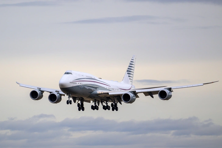 Boeing 747-8 рейса Qatar Amiri с регистрацией A7-HBJ приземляется на южной взлетно-посадочной полосе аэропорта Мюнхена, 2022 | Источник: Dirk Daniel Mann