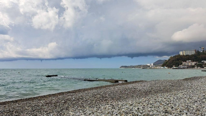 Местные заметили сразу несколько вихрей у моря в Туапсе | Источник: Мой Туапсе / T.me