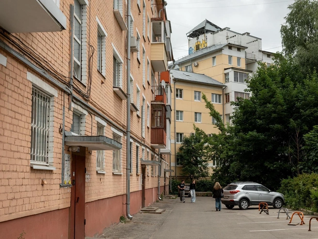 При входе во двор на крыше здания можно заметить граффити. | Источник: Александр Куренной / 76.RU