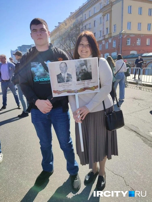 Елена Каменева пришла на площадь с сыном&nbsp;— ветераном СВО | Источник: Ксения Власова / «ИрСити»