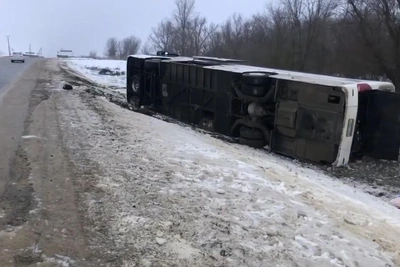 Автобус с людьми перевернулся в Ставрополье