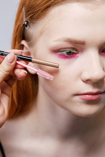 Как сделать летний необычный макияж с цветными ресницами
