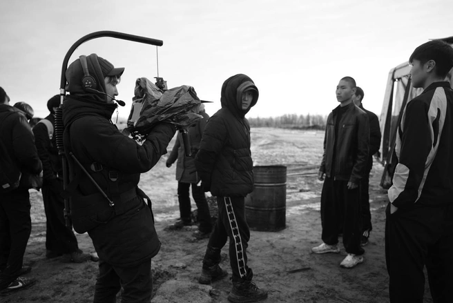 Дети стоят в тонких ветровках в октябрь месяц | Источник: Дьулусхан Андросов