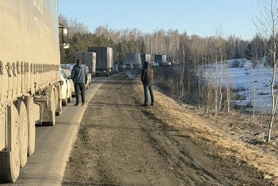 Пробка под Челябинском из-за опрокинувшегося грузовика