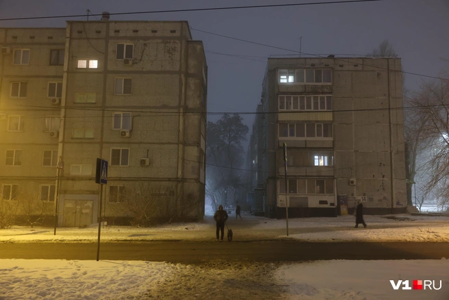 Дома из-за тумана кажутся слегка не в фокусе | Источник: Алексей Волхонский / V1.RU