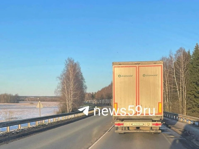 На фото нашего читателя видно скопление фур за поворотом | Источник: читатель 59.RU
