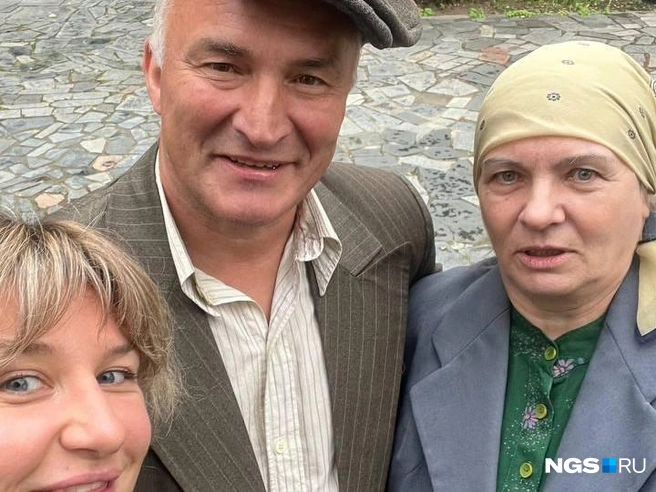 Люди тут&nbsp;— открытые и общительные. На фото&nbsp;— корреспондент NGS Настасья Медведева с актерами массовки фильма «Партизан» Николаем и Еленой | Источник: Настасья Медведева / NGS.RU